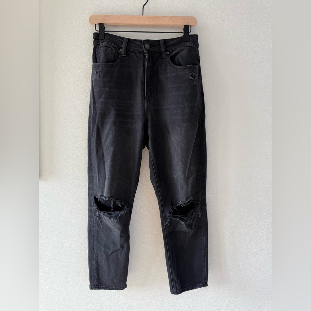 American Eagle Ripped Mom Jean 6 Short